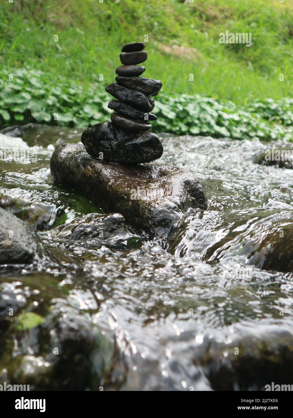 L'équilibre des roches, l'art de gerber des pierres empilées dans la rivière. Bogor, Indonésie - 30 novembre 2019. Banque D'Images