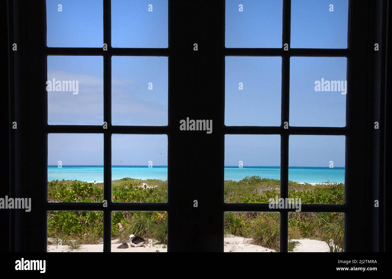 Plage de l'île du Pacifique, lagon d'aigue-marine et vue sur le ciel bleu par une fenêtre. Atoll Midway, Papahanaumokuakea Marine National Monument, îles hawaïennes Banque D'Images