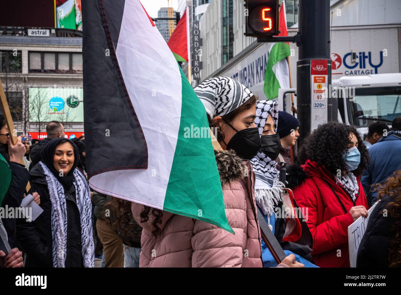 Toronto, Canada. 02nd avril 2022. Une jeune femme porte un drapeau palestinien pendant la manifestation. Des manifestants se sont rassemblés au Yonge-Dundas Square, à Toronto, au Canada, en solidarité avec la Palestine. Crédit : SOPA Images Limited/Alamy Live News Banque D'Images