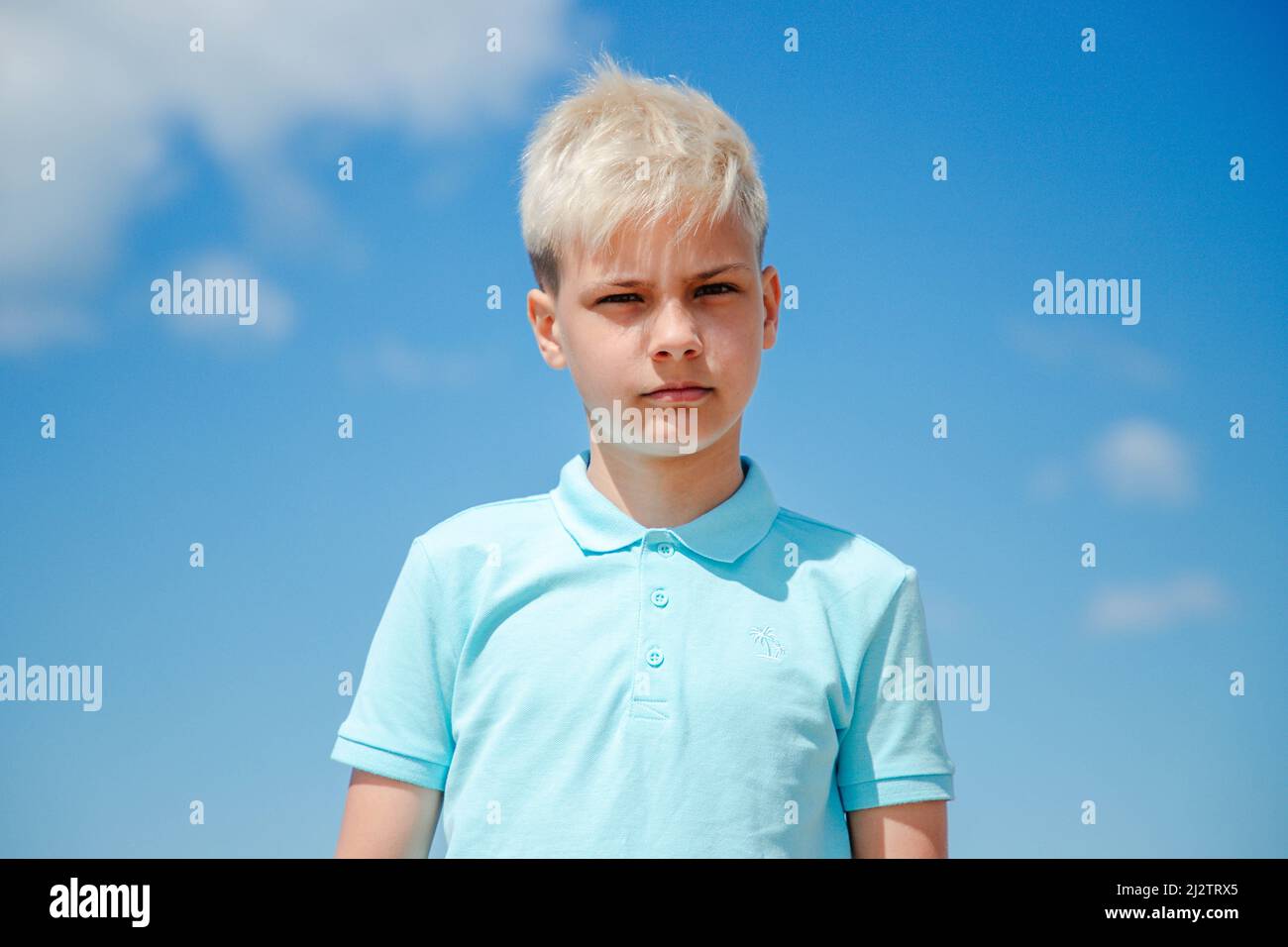 Adolescent sur la vocation estivale à la plage Banque D'Images