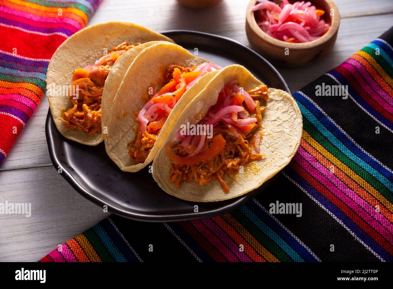 Tacos de Cochinita Pibil. Ragoût mexicain typique du Yucatan, fait de porc mariné à l'achiote et généralement accompagné de haricots et d'oignon rouge Banque D'Images