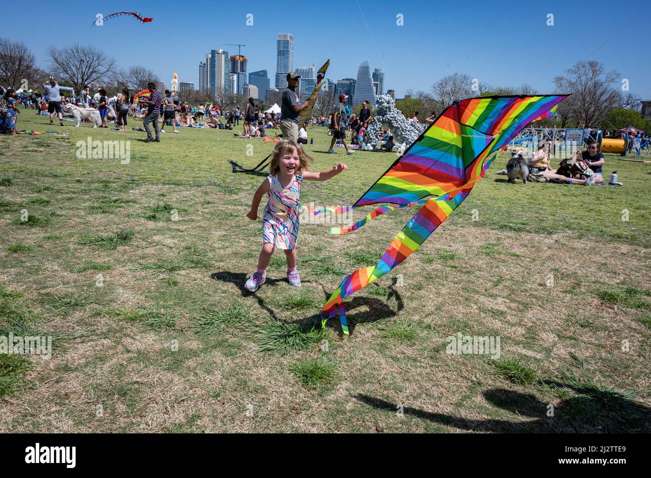 Austin, Texas, États-Unis. 3 avril 2022. Layla, qui vient d'avoir 4 ans, d'Austin, a un grand temps avec son cerf-volant coloré. Le festival ABC Kite de 93rd est retourné au parc Zilker dimanche. Des milliers de visiteurs ont survolé des cerfs-volants colorés à travers le parc de 350 hectares. Credit: Sidney Bruere/Alay Live News Banque D'Images