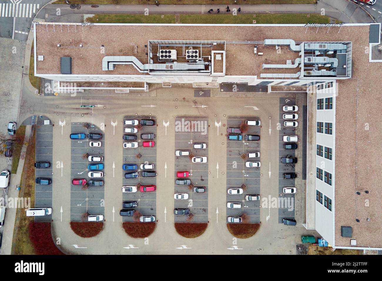 Parking près des bâtiments modernes, vue aérienne. Secteur vivant Banque D'Images