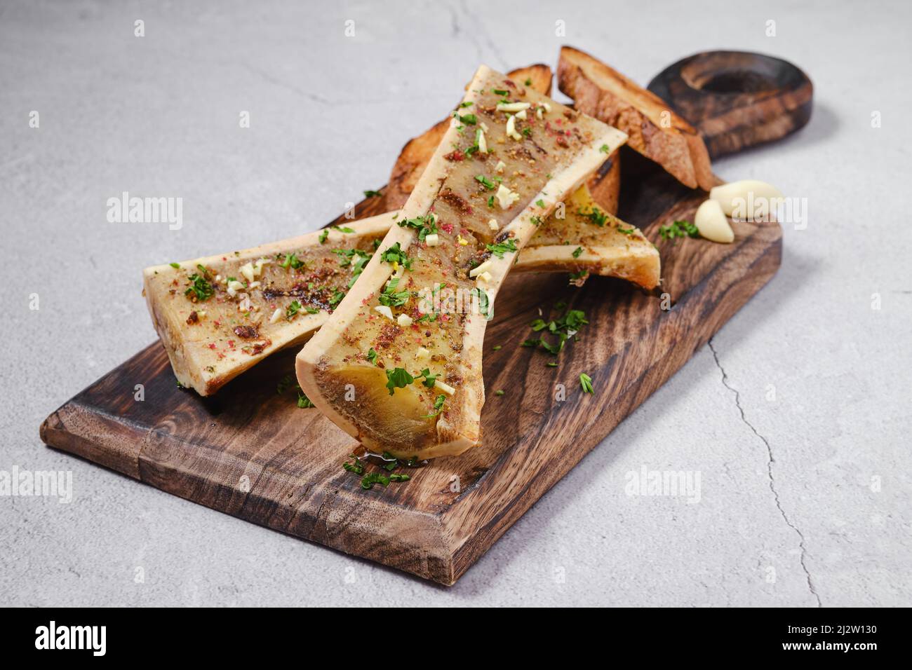 Moelle osseuse de bœuf rôtie maison avec pain à l'ail Banque D'Images