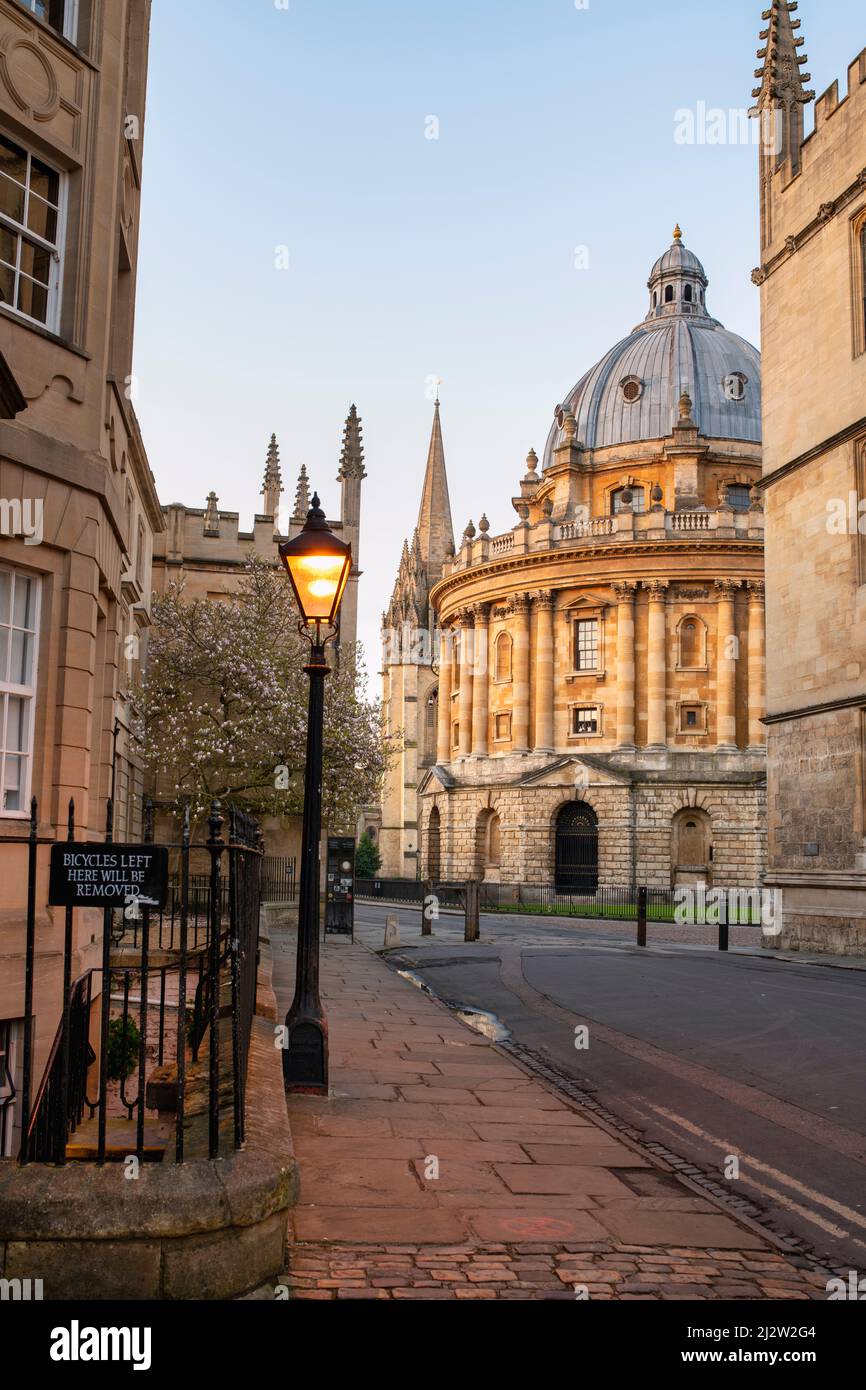 Rue Catte donnant sur la place Radcliffe au lever du soleil. Oxford, Oxfordshire, Angleterre Banque D'Images