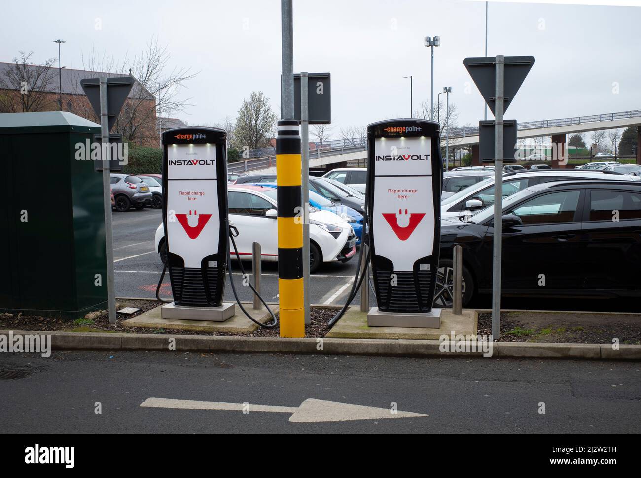 Instavolt point de recharge rapide pour deux véhicules électriques dans un parking commercial à Middlesbrough Banque D'Images