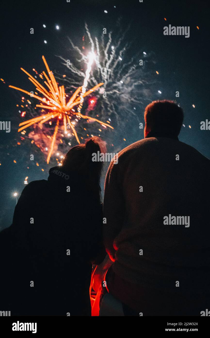 couple regardant des feux d'artifice Banque D'Images