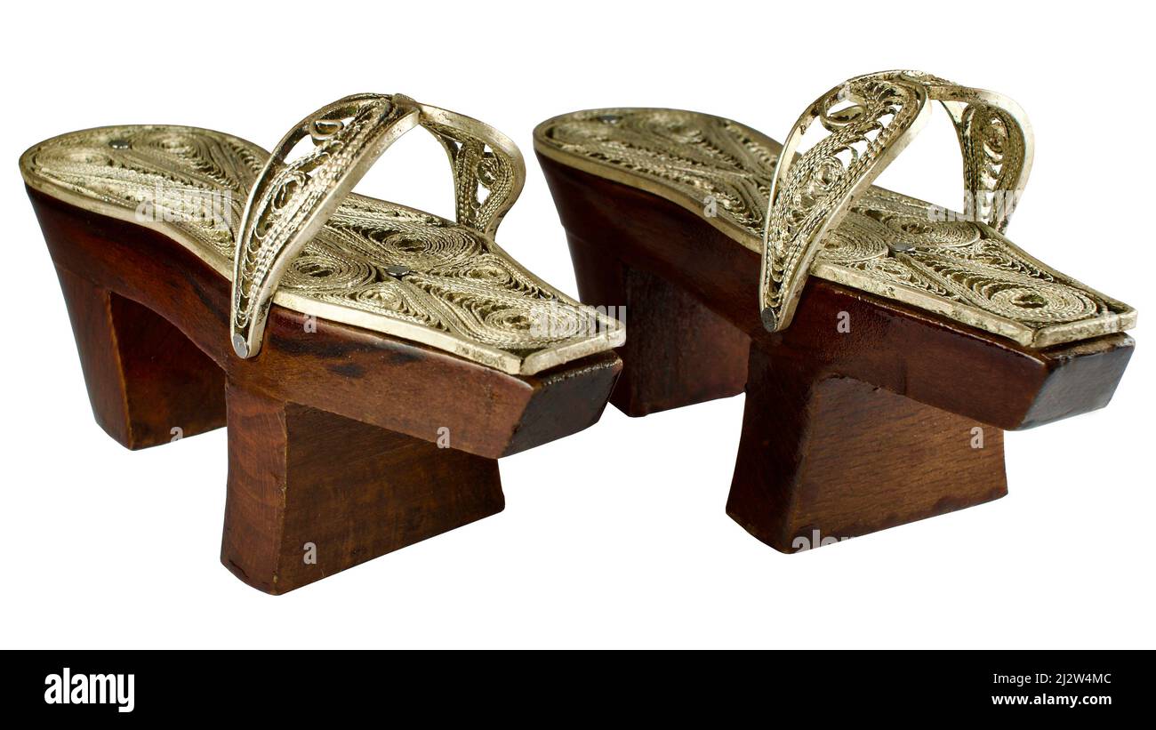 Chaussons hautes décorés en argent utilisés dans les bains chauds des Ottomans et des Turcs. Obstruction. Cadeau, objet culturel. Décoration de dot argentée Banque D'Images Chaussons hautes décorés en argent utilisés dans les bains chauds des Ottomans et des Turcs. Obstruction. Cadeau, objet culturel. Décoration de dot argentée Banque D'Images