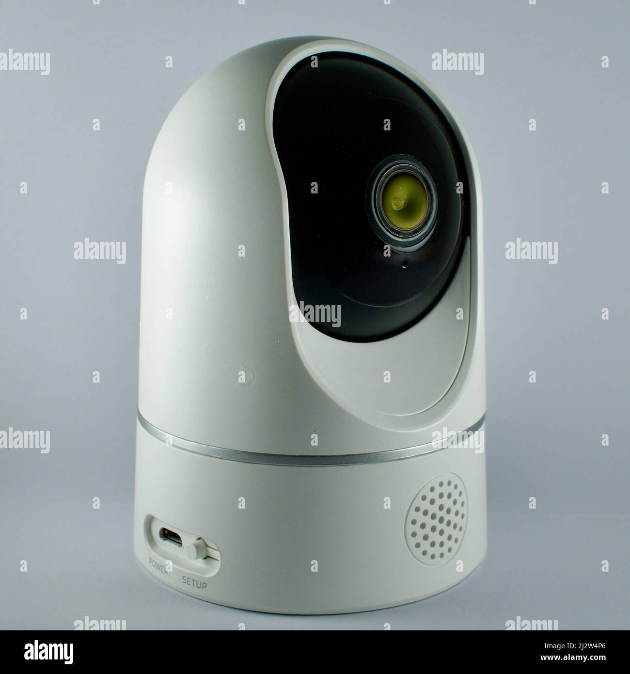 Une caméra ip nouvelle génération utilisée pour la sécurité à la maison et  au travail. Caméra de surveillance pour bébés, enfants et personnes âgées. Caméra  de sécurité pouvant diffuser sur le Photo
