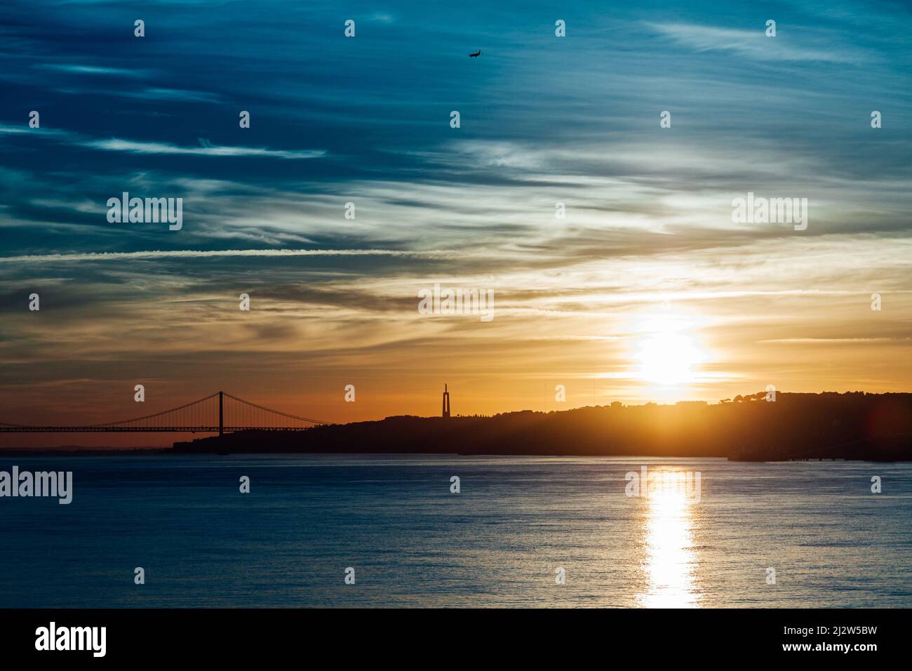 Vue sur un pont dans la ville de Lisbonne, au Portugal, au coucher du soleil. Banque D'Images