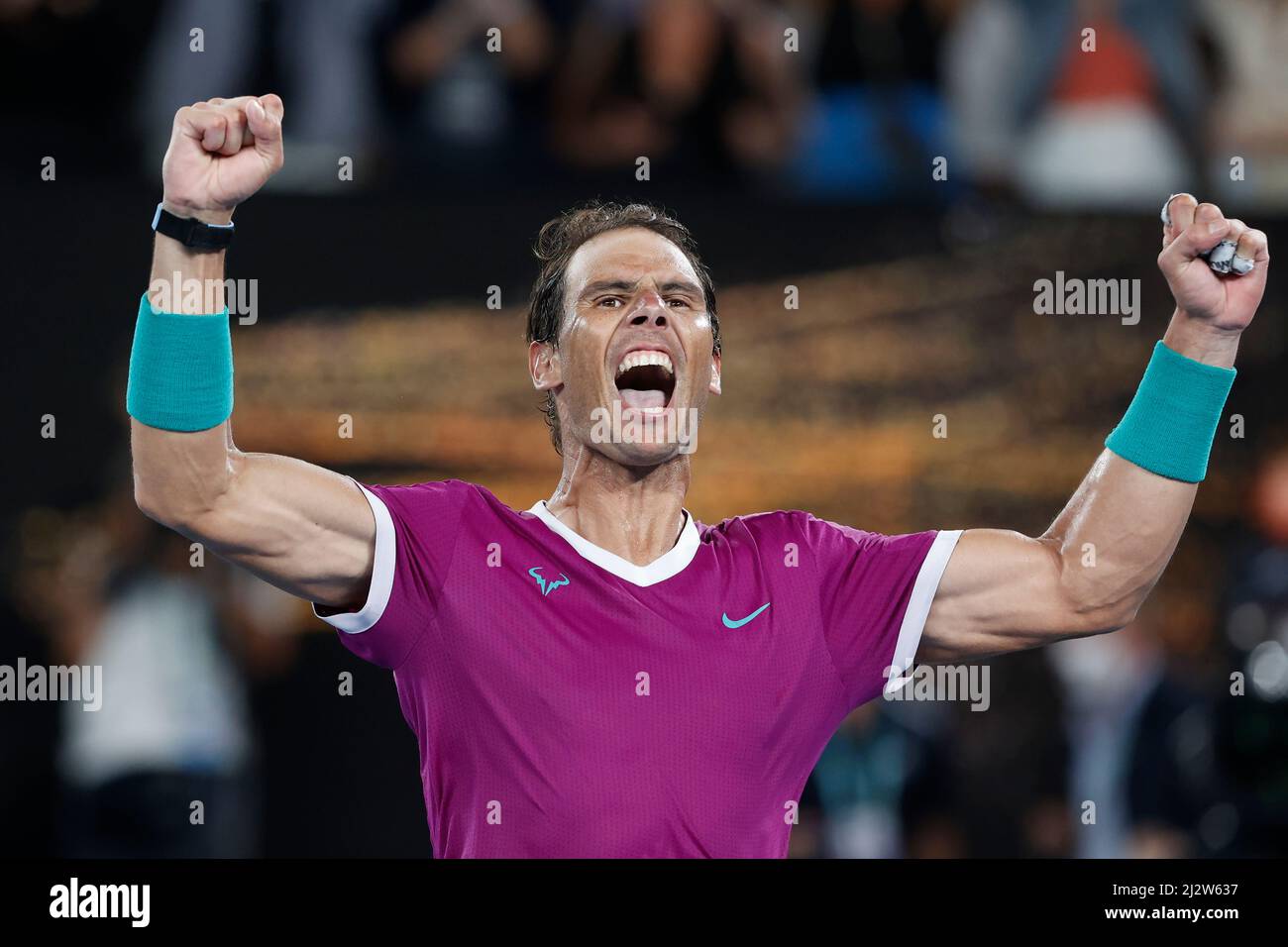 Le joueur de tennis espagnol Rafael Nadal célèbre sa victoire au tournoi de tennis Open 2022 australien, Melbourne Park, Melbourne, Victoria, Australie Banque D'Images