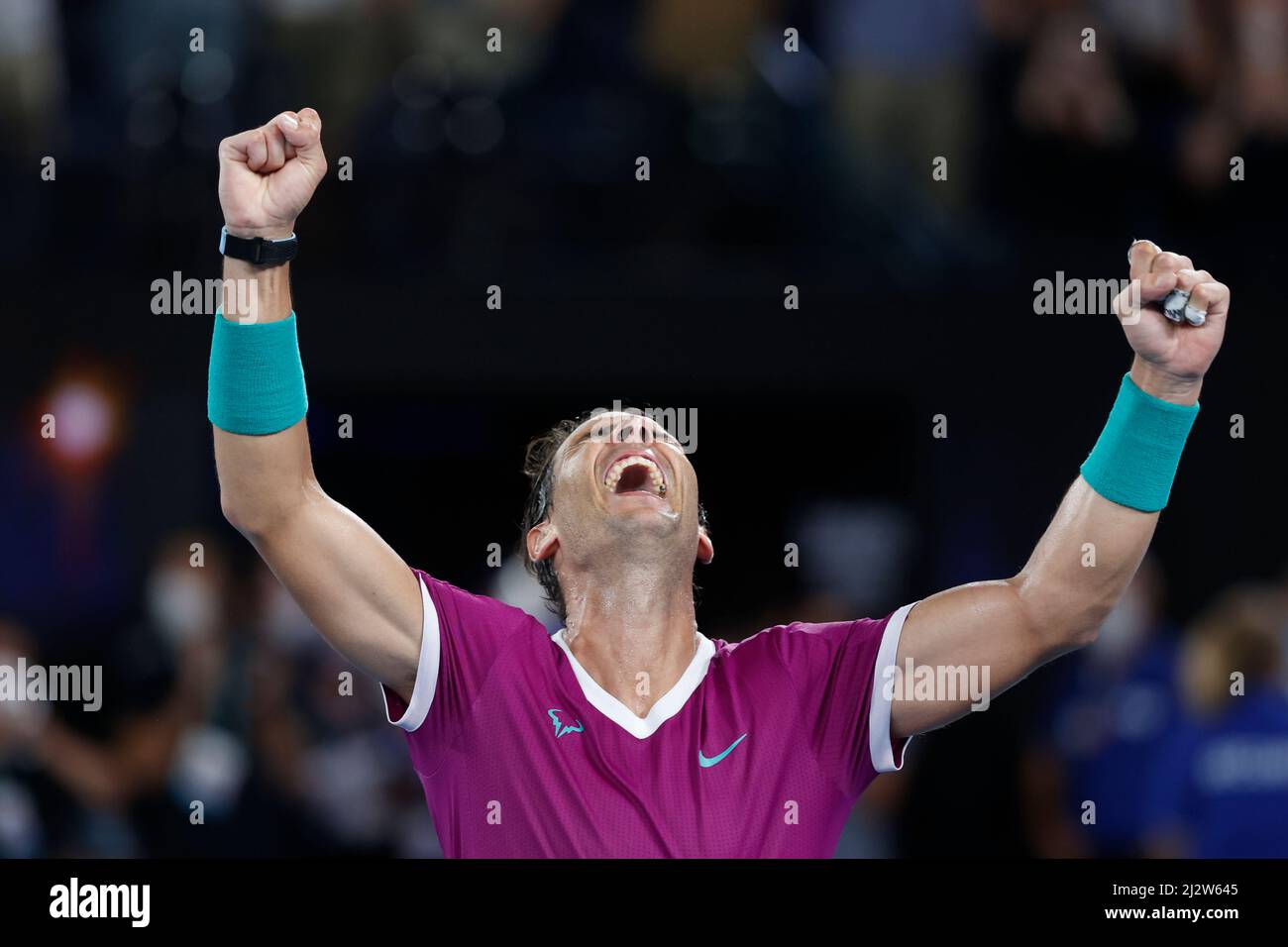 Le joueur de tennis espagnol Rafael Nadal célèbre sa victoire au tournoi de tennis Open 2022 australien, Melbourne Park, Melbourne, Victoria, Australie Banque D'Images