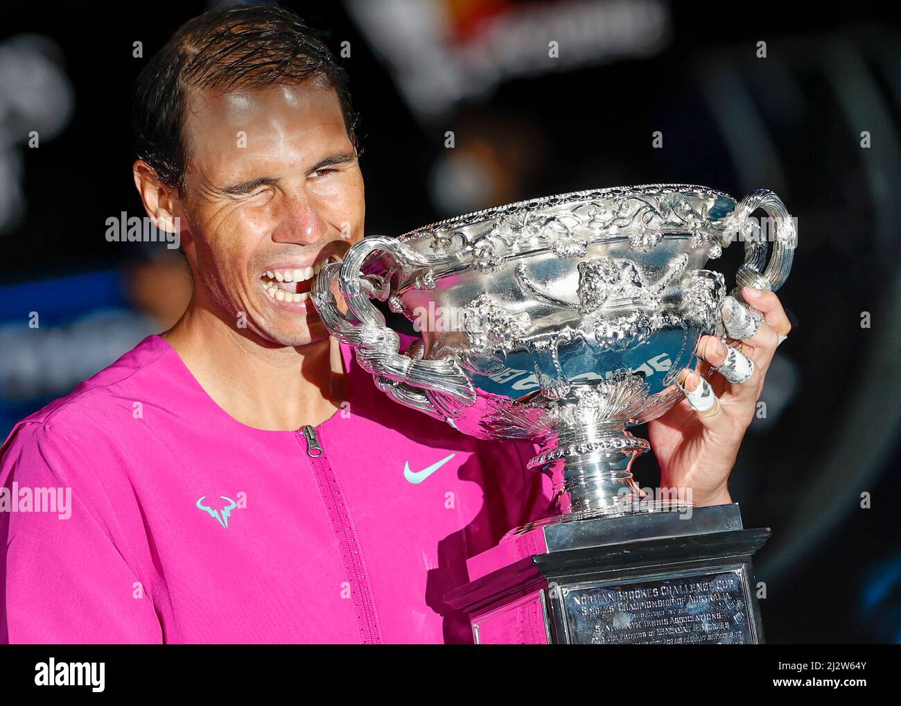 Le joueur de tennis espagnol Rafael Nadal posant avec le trophée de championnat après avoir remporté le match final masculin de l'Open d'Australie 2022, Melbour Banque D'Images