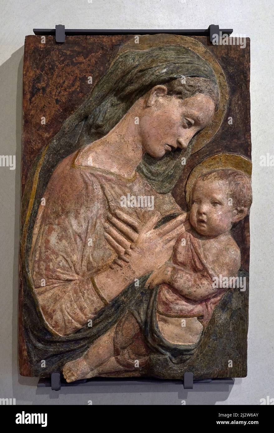 Madonna avec l'enfant - bas-relief en plâtre polychrome - Donatello et les élèves - 15th siècle - Ferrara, Italie, Casa Romei, Musée d'Ottocento Banque D'Images