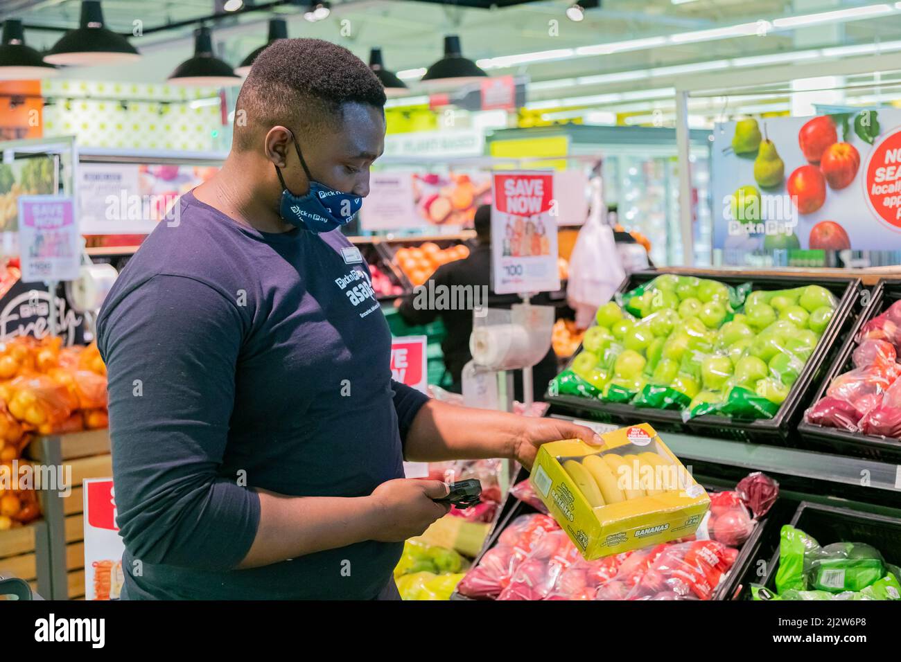 Cape Town, Afrique du Sud - 9 septembre 2021 : un membre du personnel cueille des produits à partir de l'étagère pour un service de livraison express à domicile Banque D'Images