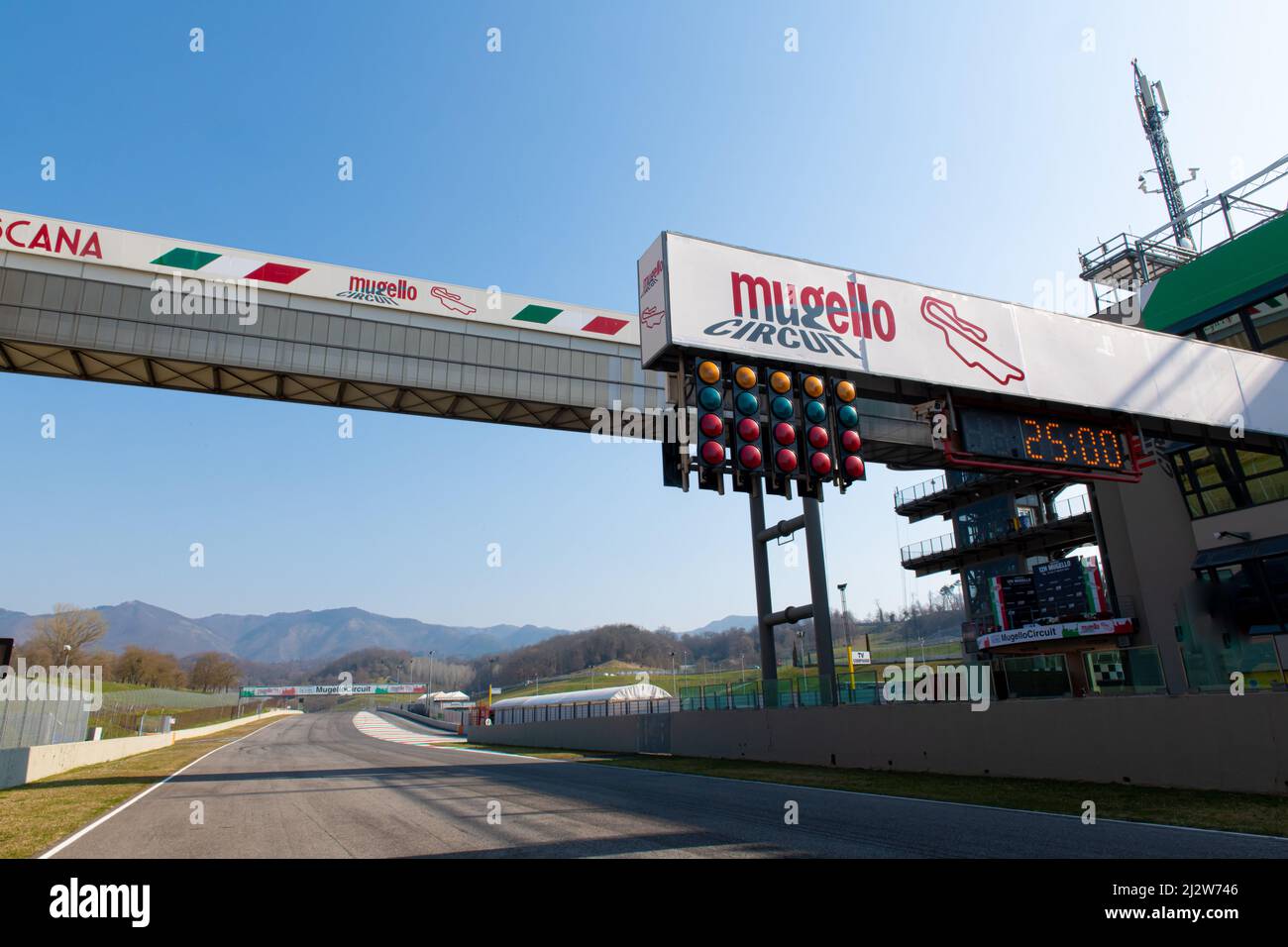 Les feux de démarrage du circuit de course signalent et les panneaux de visibilité à angle bas depuis le centre de l'hippodrome, pas de personne. Mugello, Italie, mars 26 2022. Série de 24 heures Banque D'Images