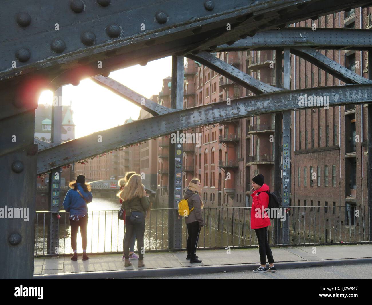 Allemagne - les touristes admirent les anciens entrepôts de la Wandrahmfleet au Hamburger Speicherstadt Allemagne Banque D'Images