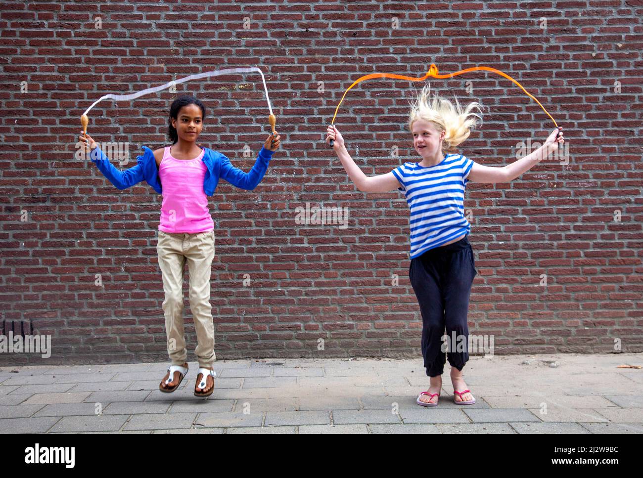 Pays-Bas - les enfants sautaient à la corde ou à la corde. Banque D'Images