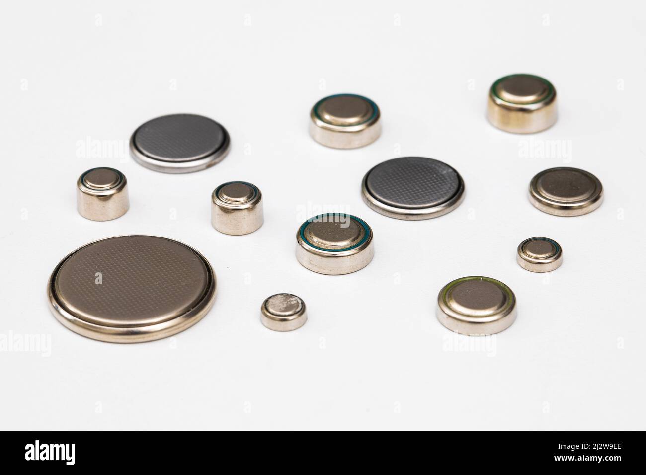 Knoopcel batterijen Une pile de montre ou de bouton est une petite pile à cellule unique en forme de cylindre de squat typiquement 5 à 25 mm (0,197 à 0,984 po) Banque D'Images