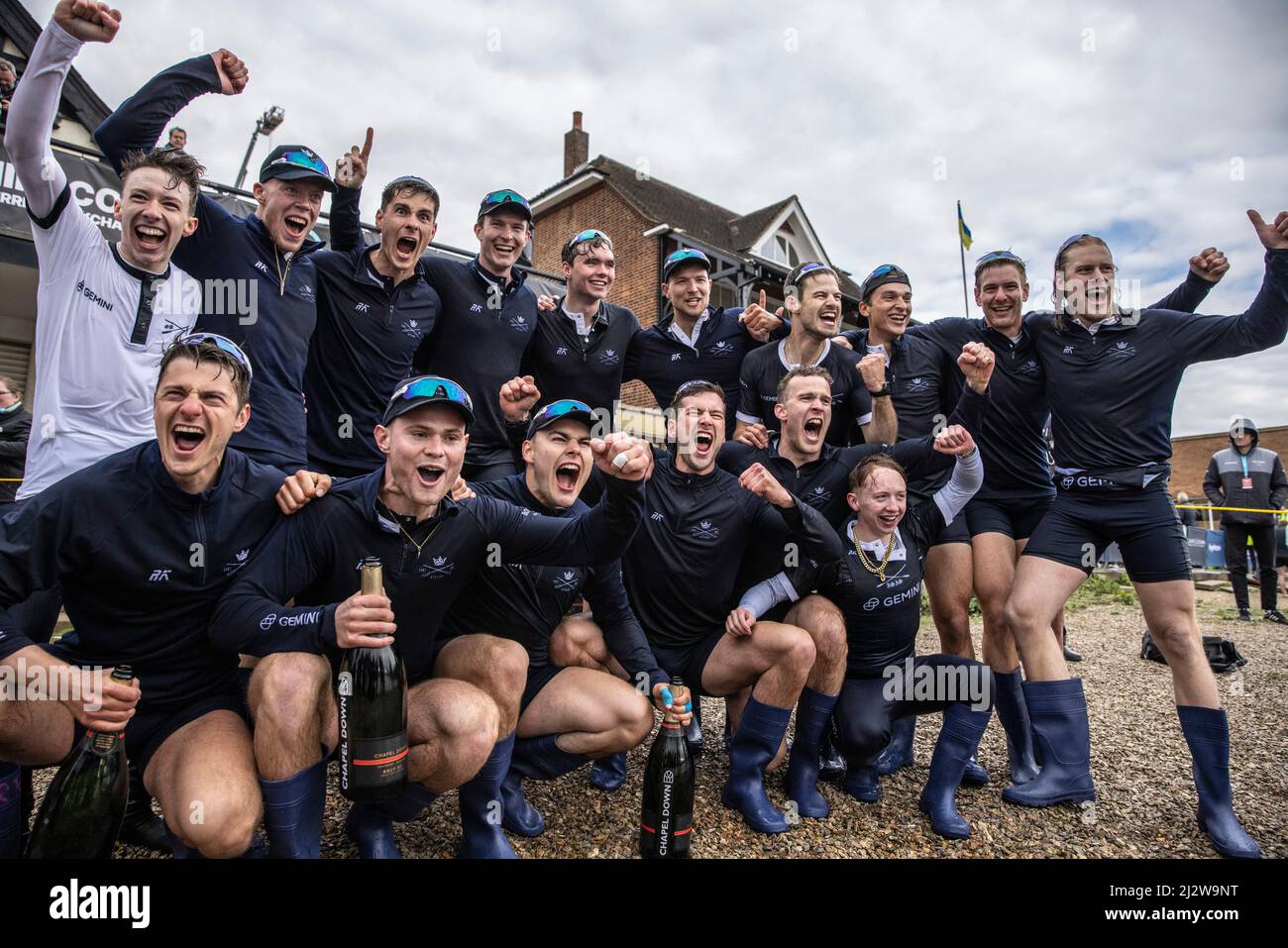 River Thames, Londres, Royaume-Uni. 3rd avril 2022. L'équipe d'Oxford menÕs célèbre à la fin de la course de bateaux Gemini 167th MenÕs Oxford v Cambridge 2022. Crédit : Jeff Gilbert/Alamy Live News Banque D'Images