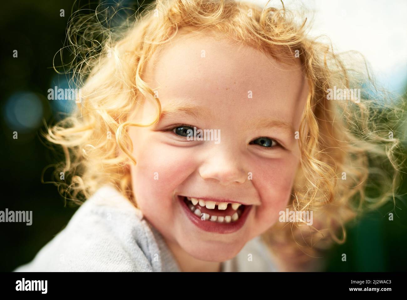 Tout cela pour s'amuser. Portrait d'une adorable petite fille s'amusant à l'extérieur. Banque D'Images