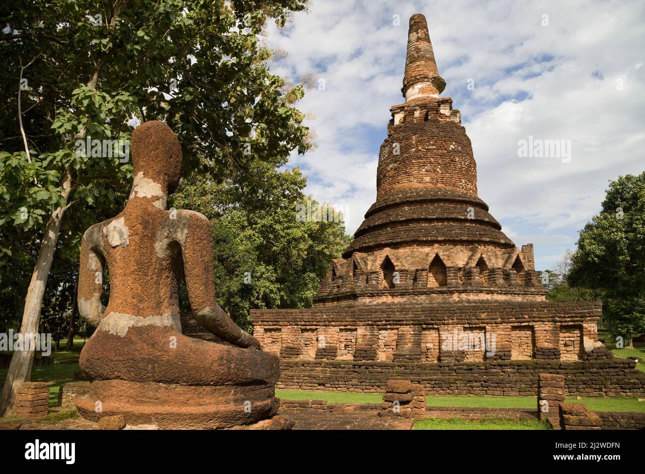 Chedi et Bouddha à Wat Phra Kaeo, Kamphaeng Phet, Thaïlande. Banque D'Images