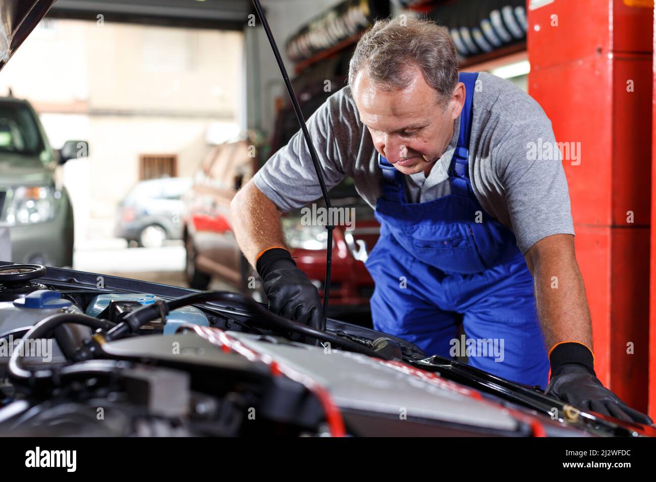 Mechanic repairing car Banque D'Images