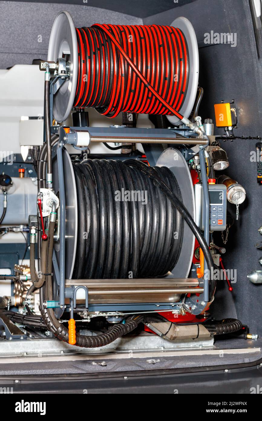 Installation d'un appareil mobile à haute pression pour le nettoyage industriel des tuyaux d'égout à base d'un camion léger. Banque D'Images