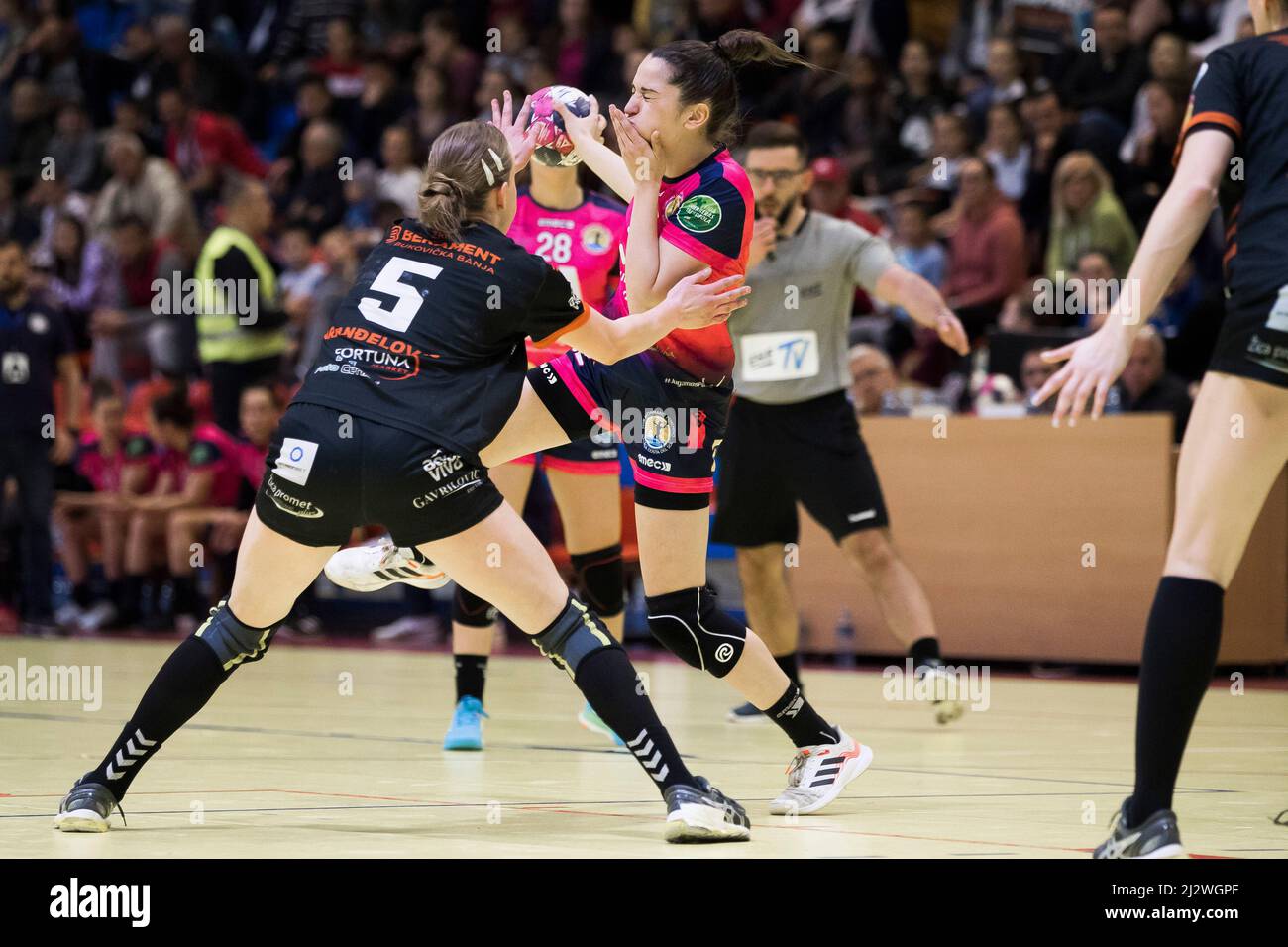 Arandjelovac, Serbie, 2nd avril 2022. Laura Sanchez Cano de la Costa del sol Malaga en action pendant le match de la coupe européenne des femmes de l'EHF entre ZRK Bekament Bukovicka Banja et la Costa del sol Malaga à Arandjelovac, Serbie. 2 avril 2022. Crédit : Nikola Krstic/Alay Banque D'Images