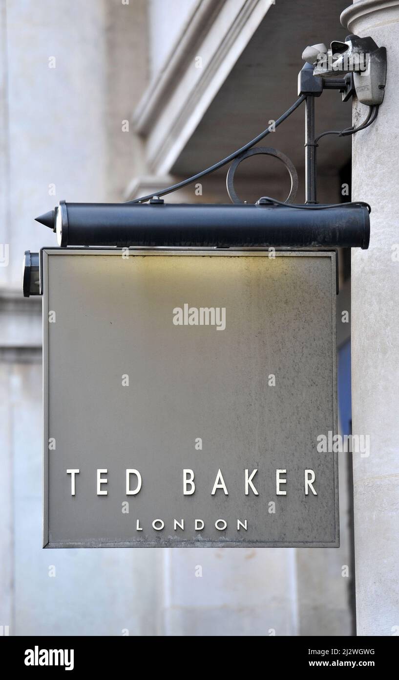 Photo non datée d'un panneau d'un magasin pour Ted Baker dans le centre de Londres. Ted Baker a lancé un processus de vente officiel après avoir reçu une troisième prise de contrôle par le suitor américain de private equity Sycamore Partners. Les actions de l'entreprise ont bondi lundi matin après que la marque de mode a déclaré qu'elle avait également reçu une autre approche « non sollicitée » par une partie non nommée. Date de publication : lundi 4 avril 2022. Banque D'Images