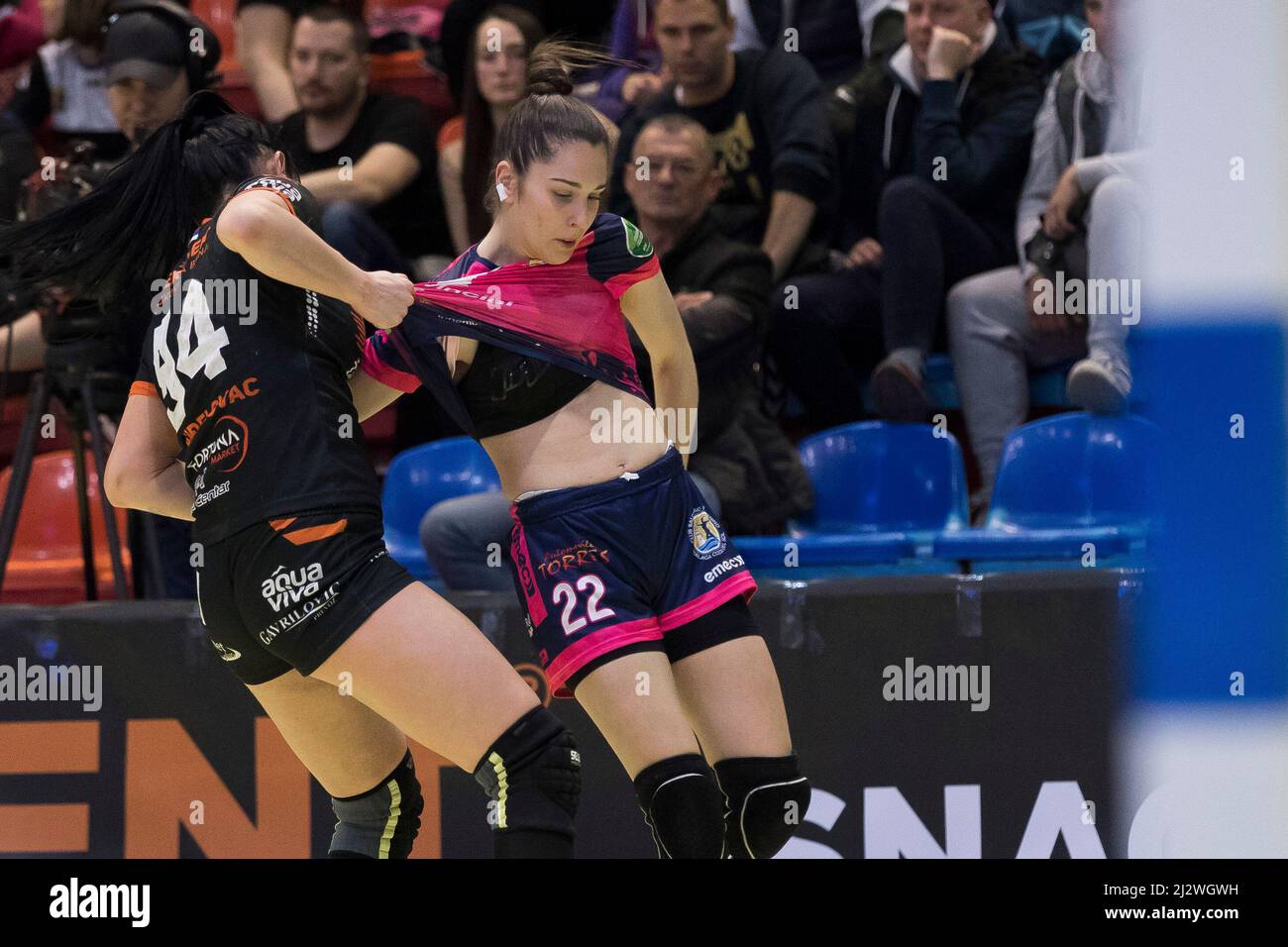 Arandjelovac, Serbie, 2nd avril 2022. Laura Sanchez Cano de la Costa del sol Malaga concurrence le joueur opposé lors du match de la coupe européenne des femmes de l'EHF entre ZRK Bekament Bukovicka Banja et la Costa del sol Malaga à Arandjelovac, Serbie. 2 avril 2022. Crédit : Nikola Krstic/Alay Banque D'Images