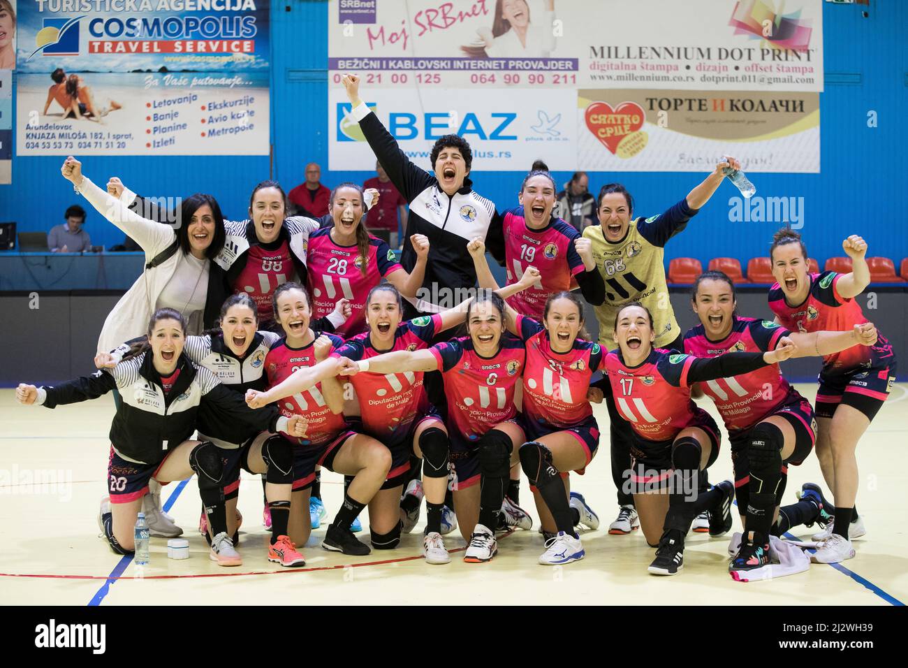 Arandjelovac, Serbie, 2nd avril 2022. Les joueurs de la Costa del sol Malaga célèbrent la victoire lors du match de la coupe d'Europe des femmes de l'EHF entre ZRK Bekament Bukovicka Banja et la Costa del sol Malaga à Arandjelovac, Serbie. 2 avril 2022. Crédit : Nikola Krstic/Alay Banque D'Images