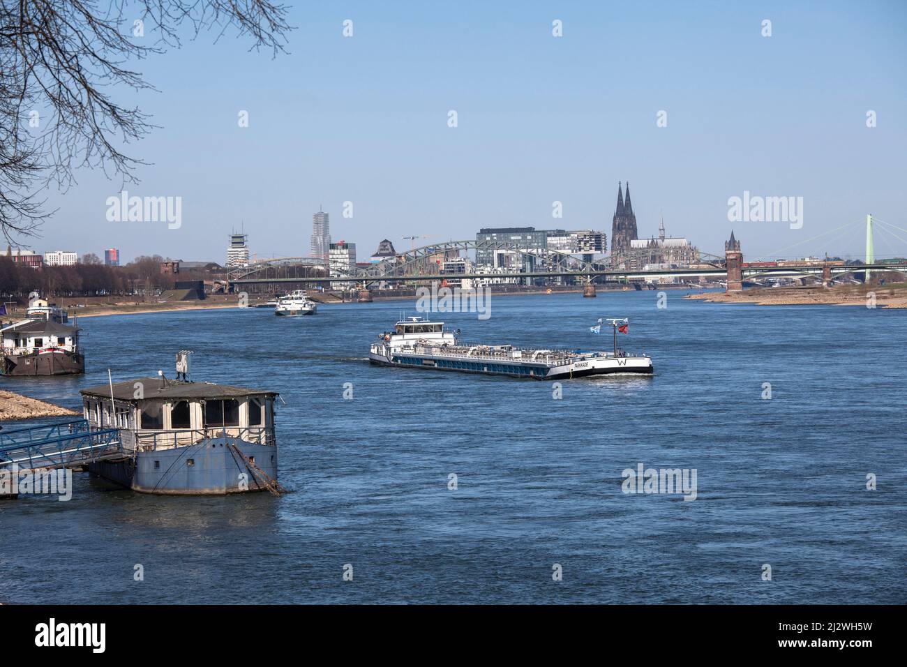 Vue du quartier de Rodenkirchen à la ville, le port de Rheinau et la cathédrale, la promenade à bateaux, le Rhin, Cologne, Allemagne. Blick vom Stadtteil R. Banque D'Images