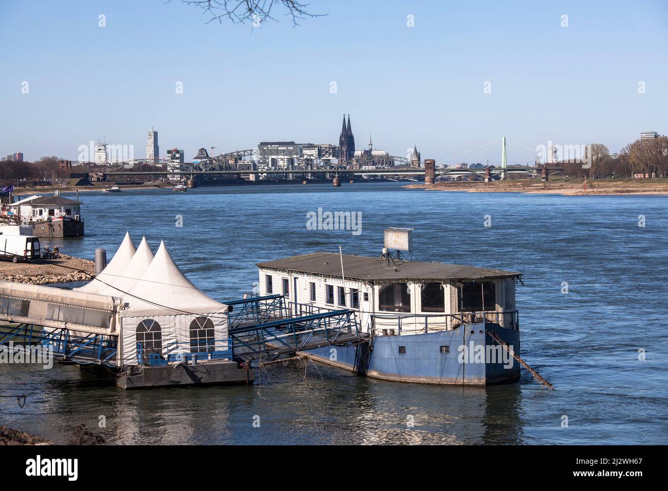 Vue du quartier de Rodenkirchen à la ville, le port de Rheinau et la cathédrale, la promenade à bateaux, le Rhin, Cologne, Allemagne. Blick vom Stadtteil R. Banque D'Images