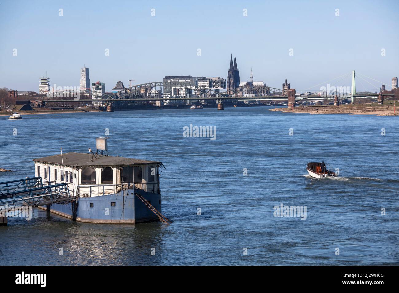 Vue du quartier de Rodenkirchen à la ville, le port de Rheinau et la cathédrale, la promenade à bateaux, le Rhin, Cologne, Allemagne. Blick vom Stadtteil R. Banque D'Images