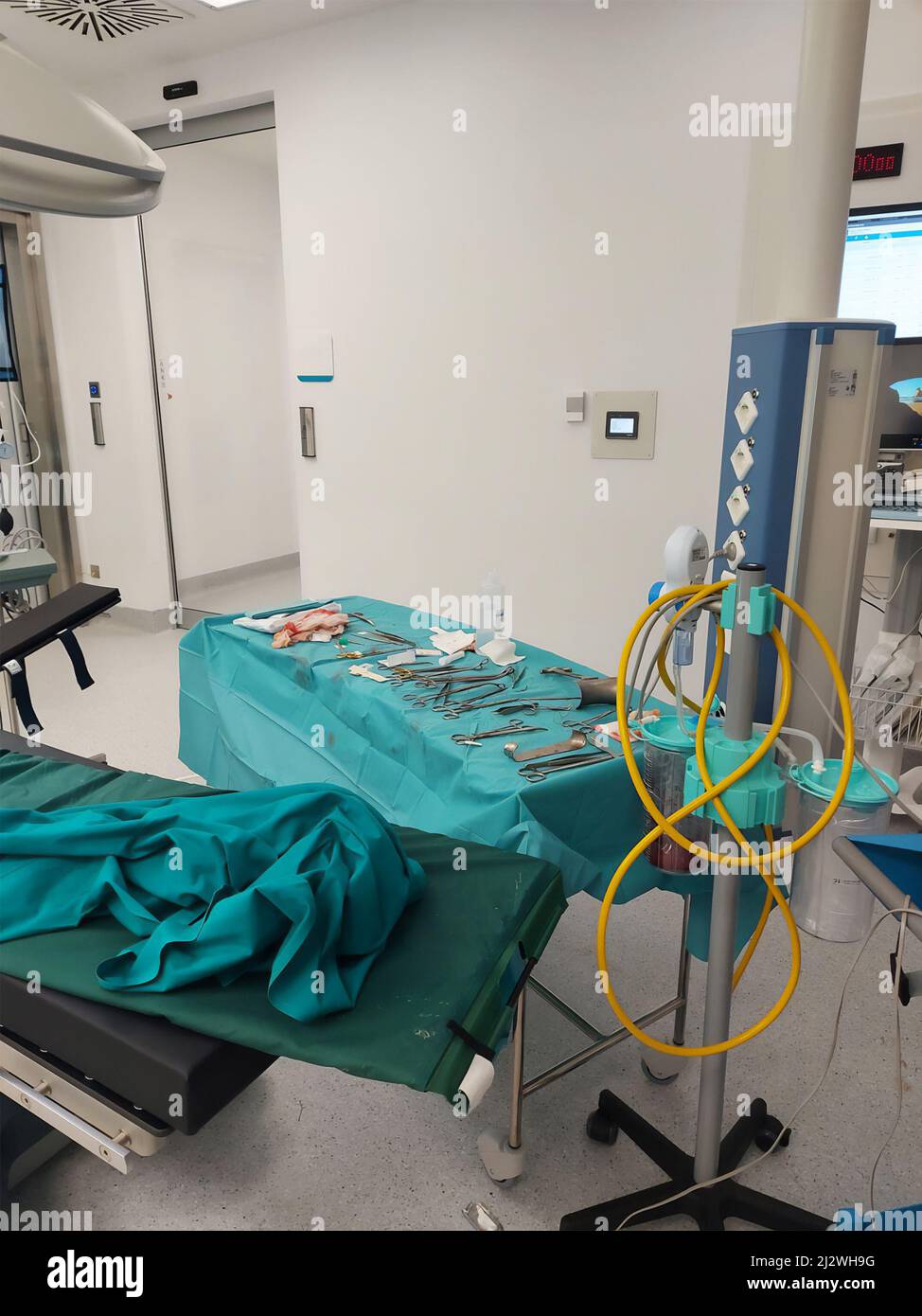 Chirophane après césarienne d'urgence. Restes de sang et de débris après l'opération. Banque D'Images Chirophane après césarienne d'urgence. Restes de sang et de débris après l'opération. Banque D'Images