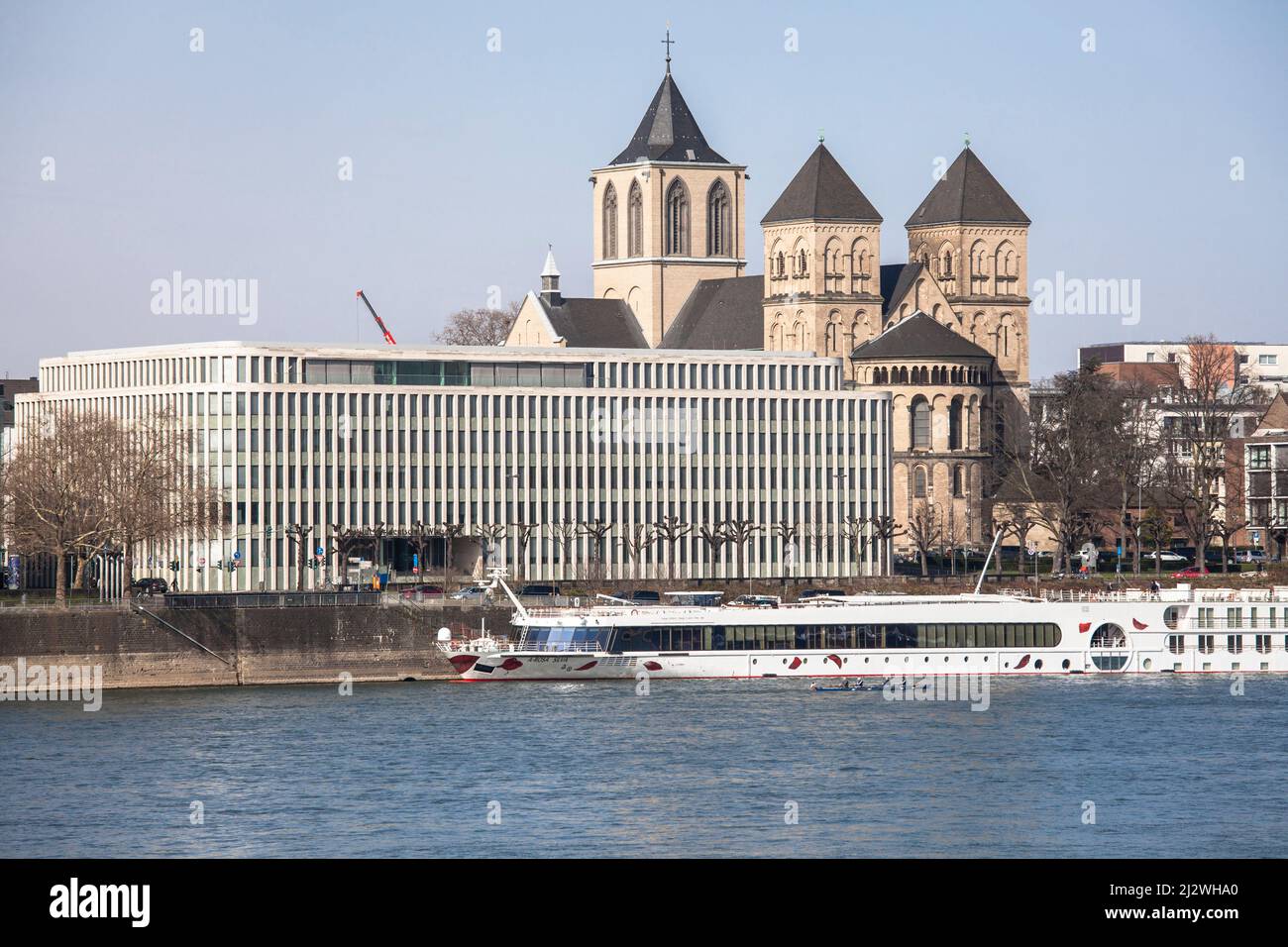 Vue sur le Rhin jusqu'à l'Institut der deutschen Wirtschaft Koeln ou l'Institut de recherche économique de Cologne, rue Konrad-Adenauer-Ufer Banque D'Images