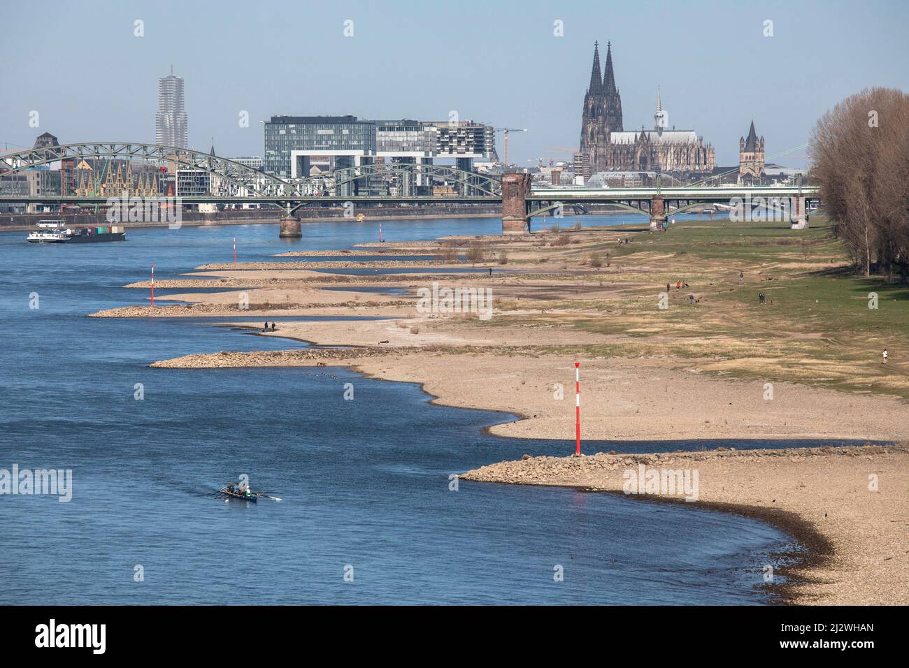 Basse eau du Rhin, 19 mars 2022, rives du Rhin à Cologne-Poll, vue sur le port de Rheinau et la cathédrale, Cologne, Allemagne Banque D'Images