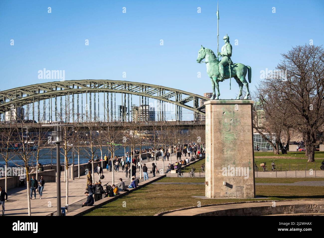 Le monument cuirassier sur les rives du Rhin dans le quartier Deutz, pont Hohenzollern, Cologne, Allemagne DAS Kuerassier-Denkmal am Kenned Banque D'Images