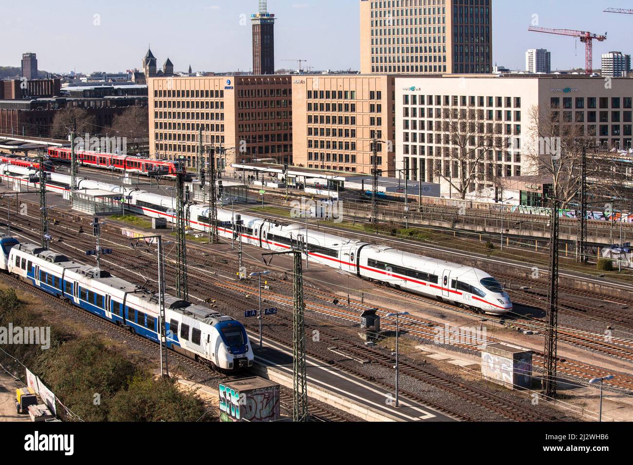 Vue sur la gare Deutz, la Zurich Insurance Company et le Motel One dans le MesseCity Koeln dans le quartier Deutz, en arrière-plan la foire Tow Banque D'Images