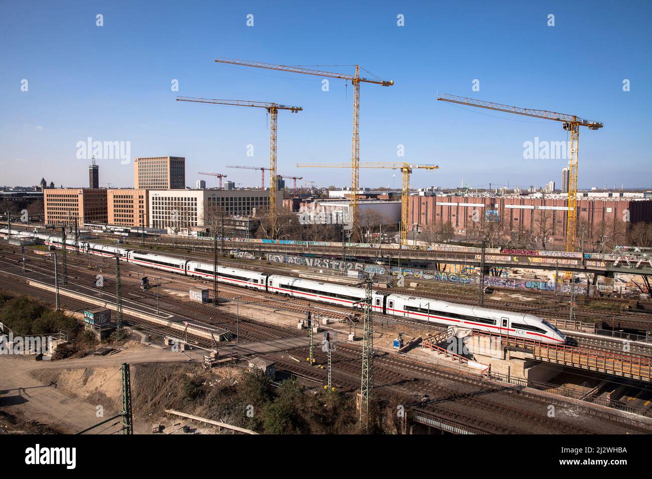 Vue de la gare de Deutz et le site de construction du projet de construction MesseCity Koeln près du centre des expositions dans le quartier de Deutz, cologne, Banque D'Images