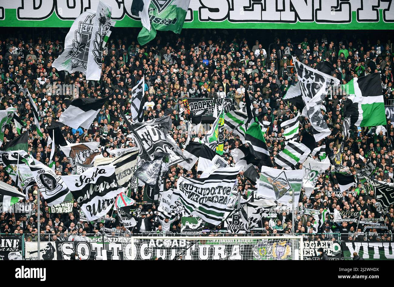 Bundesliga, Borussia Park Mönchengladbach: Borussia Mönchengladbach vs FSV Mainz 05; Ultra fans de retour au parc Borussia. Ventilateur, ventilateurs, culture de ventilateur, Enthusi Banque D'Images