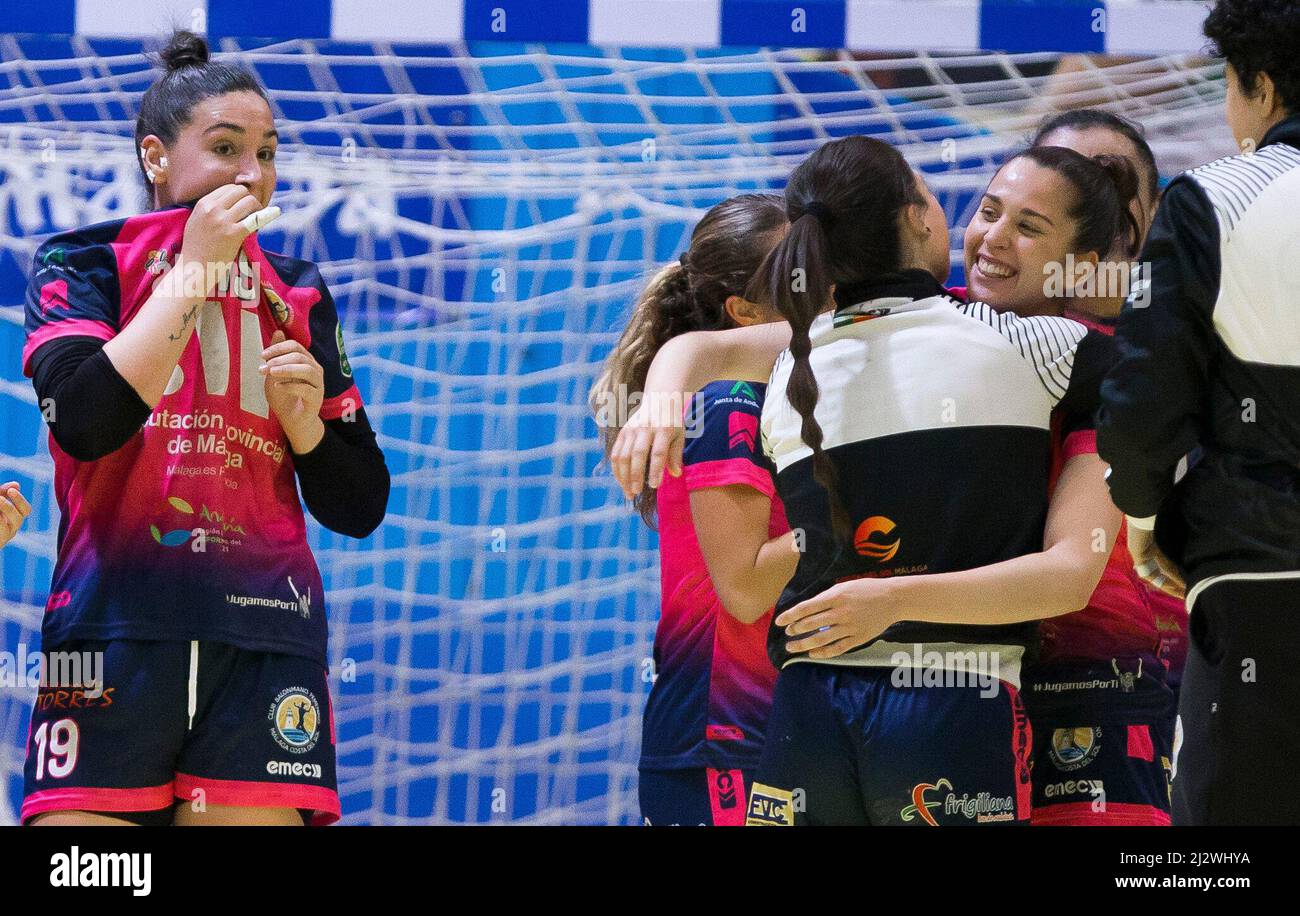Arandjelovac, Serbie, 2nd avril 2022. Laura Sanchez Cano de la Costa del sol Malaga et Almudena Gutirez Mora de la Costa del sol Malaga célèbrent la victoire lors du match de la coupe européenne des femmes de l'EHF entre ZRK Bekament Bukovicka Banja et la Costa del sol Malaga à Arandjelovac, Serbie. 2 avril 2022. Crédit : Nikola Krstic/Alay Banque D'Images