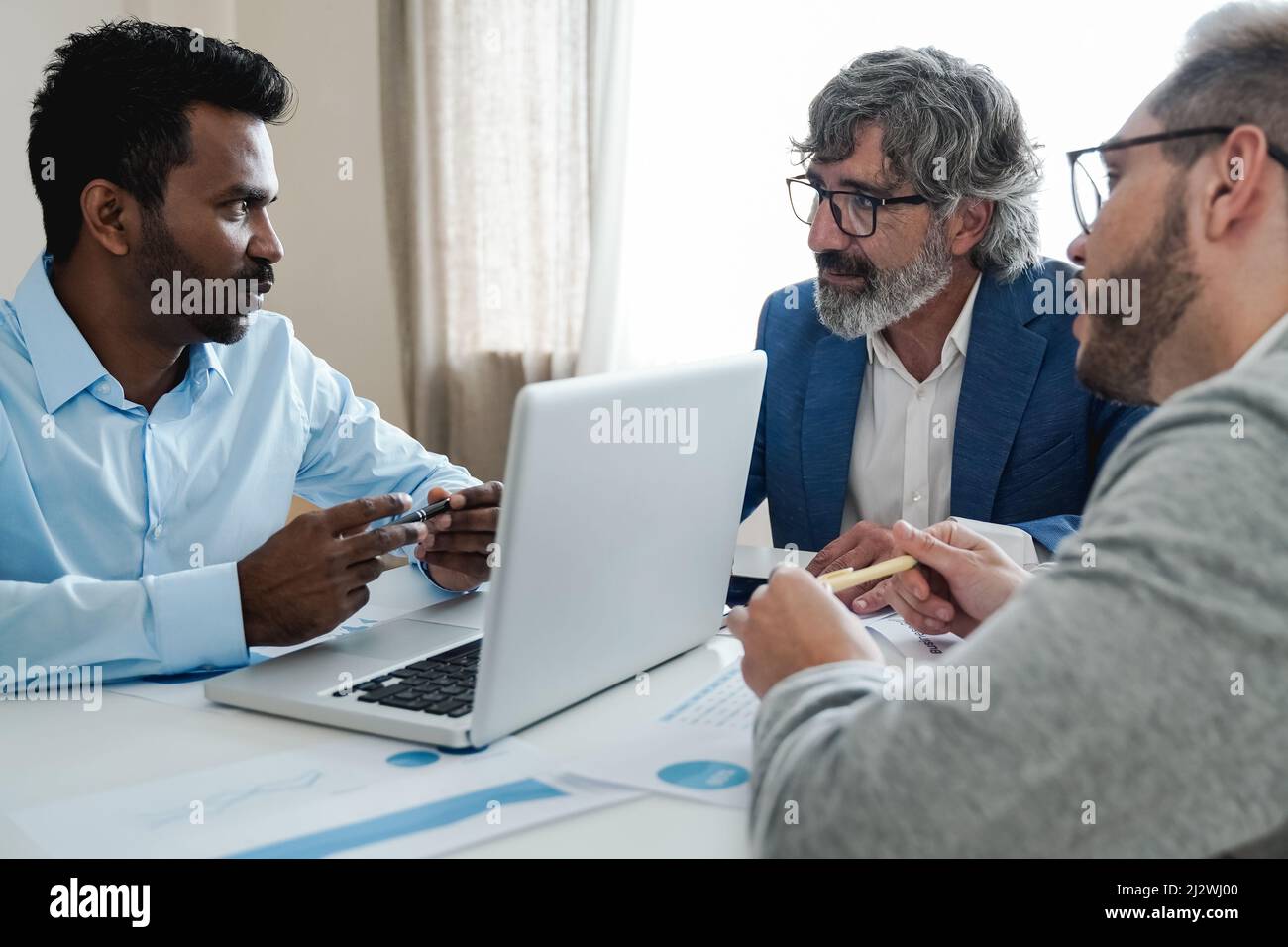Les gens d'affaires multiethniques travaillent ensemble à l'intérieur du bureau de la banque - Focus sur le visage de l'homme indien Banque D'Images