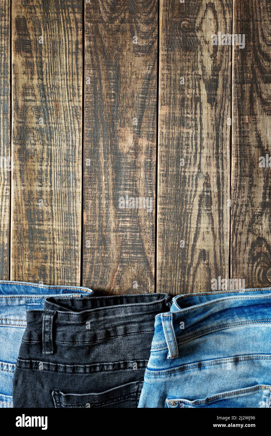 Thème de fond textile avec différents jeans en coton sur un bois rustique  avec espace de copie. Vue verticale Photo Stock - Alamy