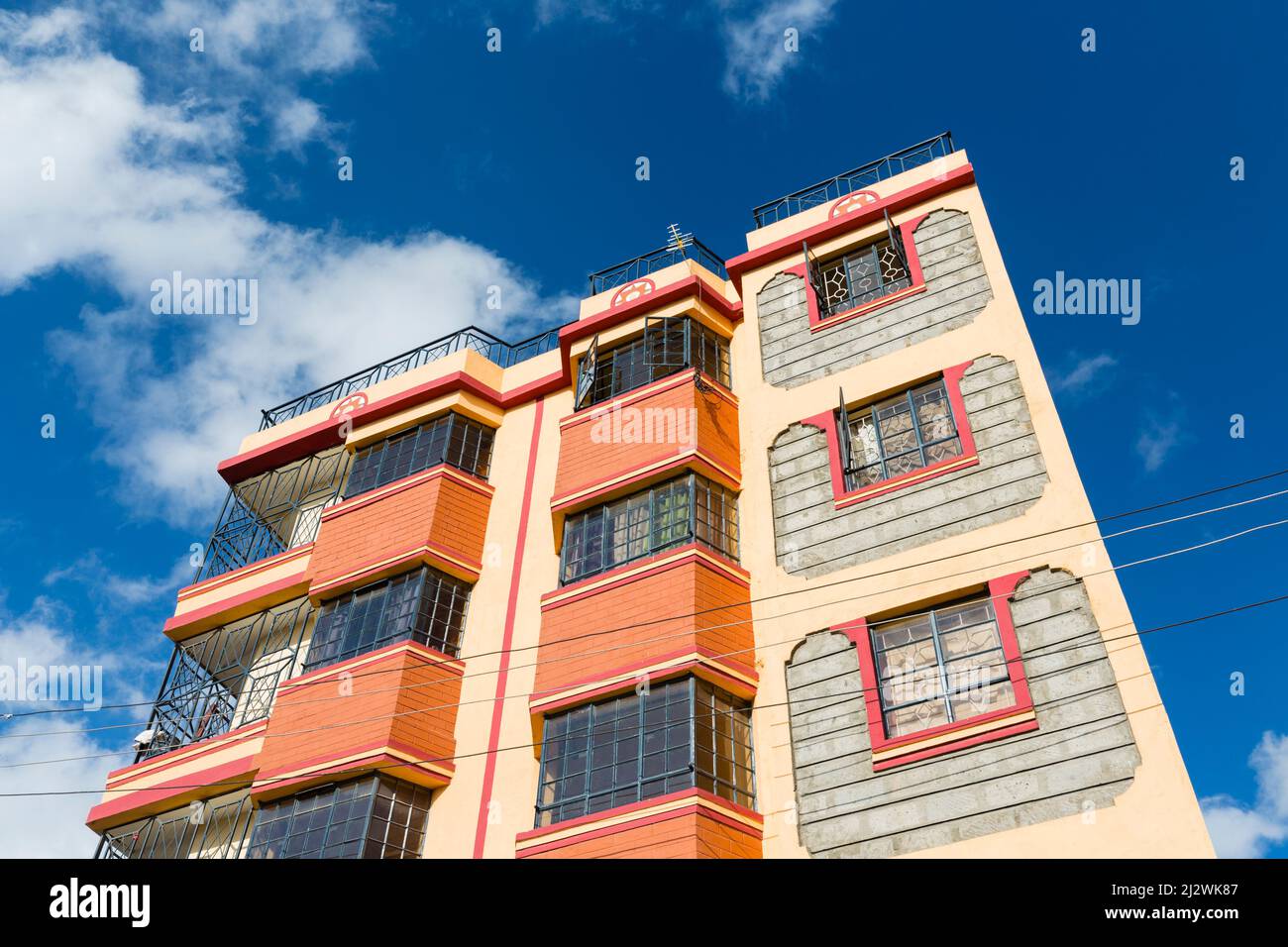 Un immeuble d'appartements typiquement haut en couleur à Tassia, un quartier résidentiel à l'est de Nairobi, au Kenya. Banque D'Images