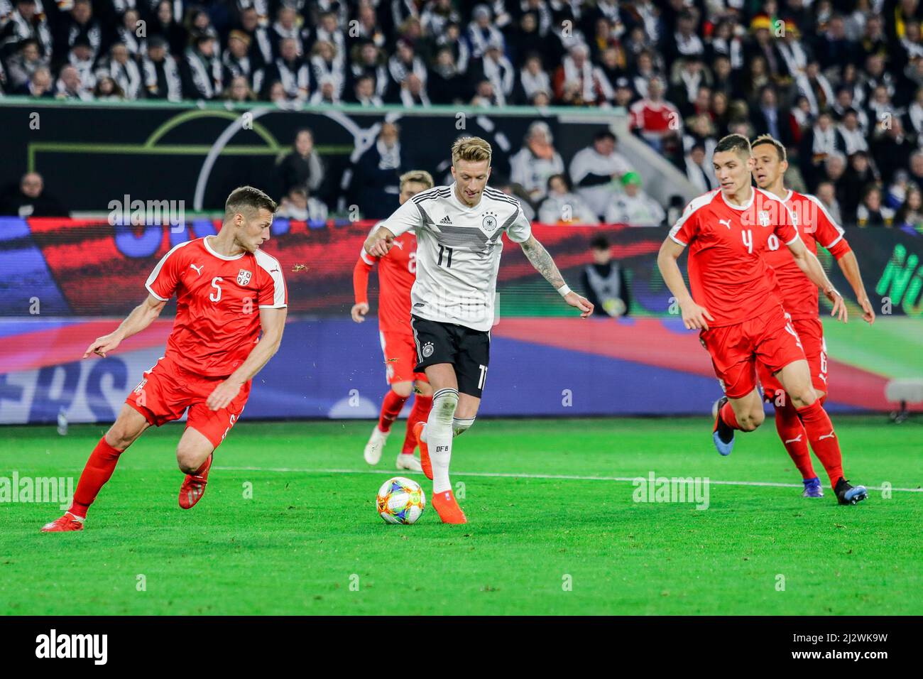 Wolfsburg, Allemagne, 20 mars 2019: Le joueur de football allemand Marco Reus dribbling quelques opposants serbes pendant le match international de football Banque D'Images