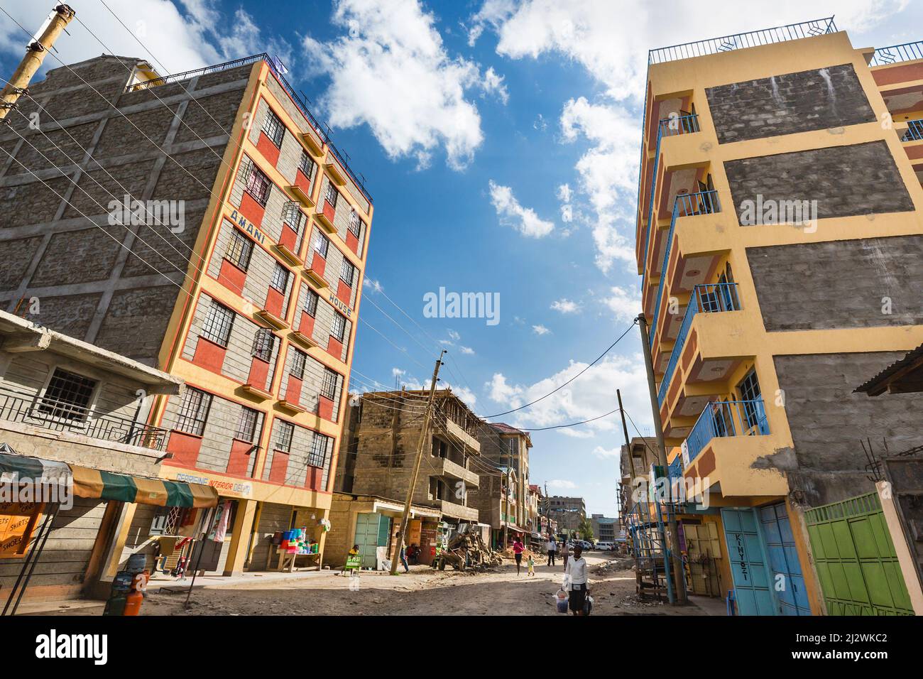 NAIROBI - DÉCEMBRE 21: Rue typique dans le quartier résidentiel de niveau moyen Tassia à l'est de Nairobi, Kenya le 21 décembre 2015 Banque D'Images