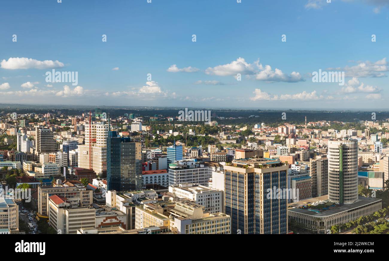 Vue panoramique sur le quartier central des affaires de Nairobi, Kenya avec ciel bleu Banque D'Images