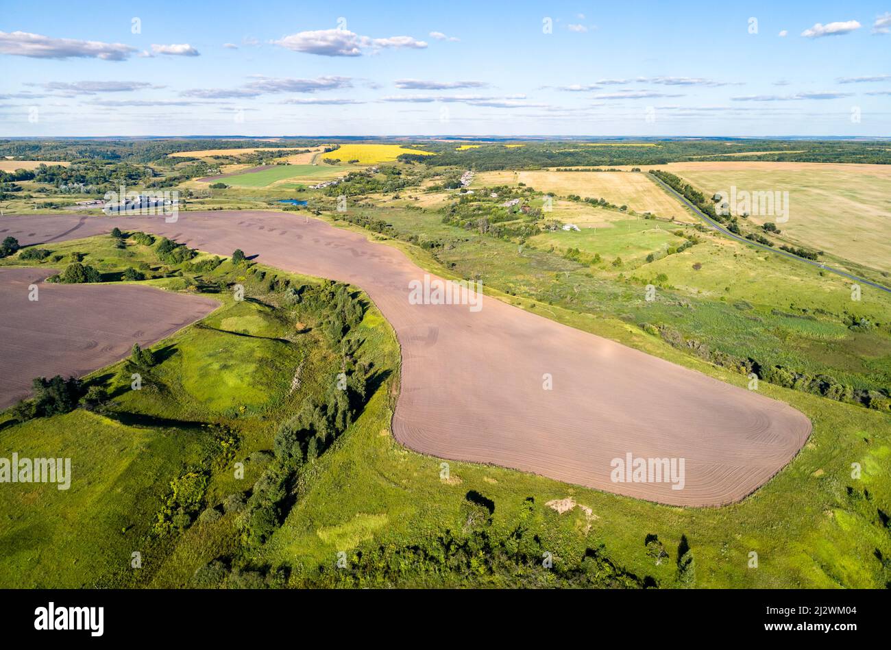 Champ agricole avec sol Tchernozémique dans la région de Kursk en Russie, près de la frontière avec l'Ukraine Banque D'Images